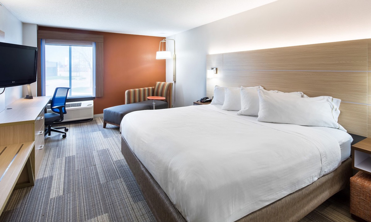 Cedar Rapids Hotel | Holiday Inn Express Cedar Rapids (Collins Rd) by IHG