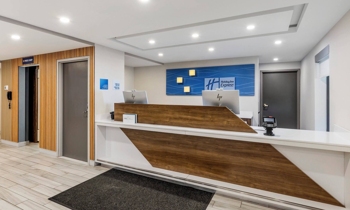 Downers Grove Hotel | Holiday Inn Express Chicago-Downers Grove by IHG