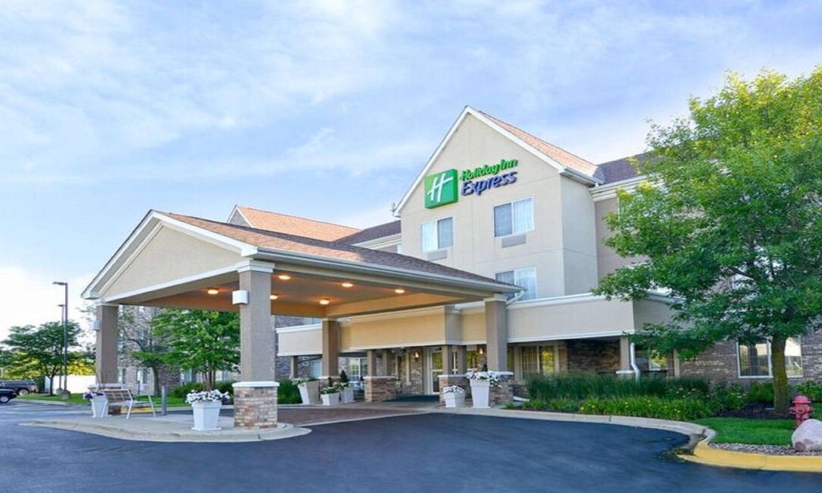 Riverwoods Hotel | Holiday Inn Express Hotel & Suites Chicago-Deerfield/Lincoln, an IHG Hotel
