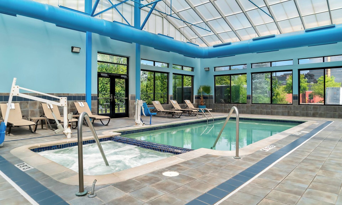 Southfield Hotel | Holiday Inn Express & Suites Southfield Detroit by IHG