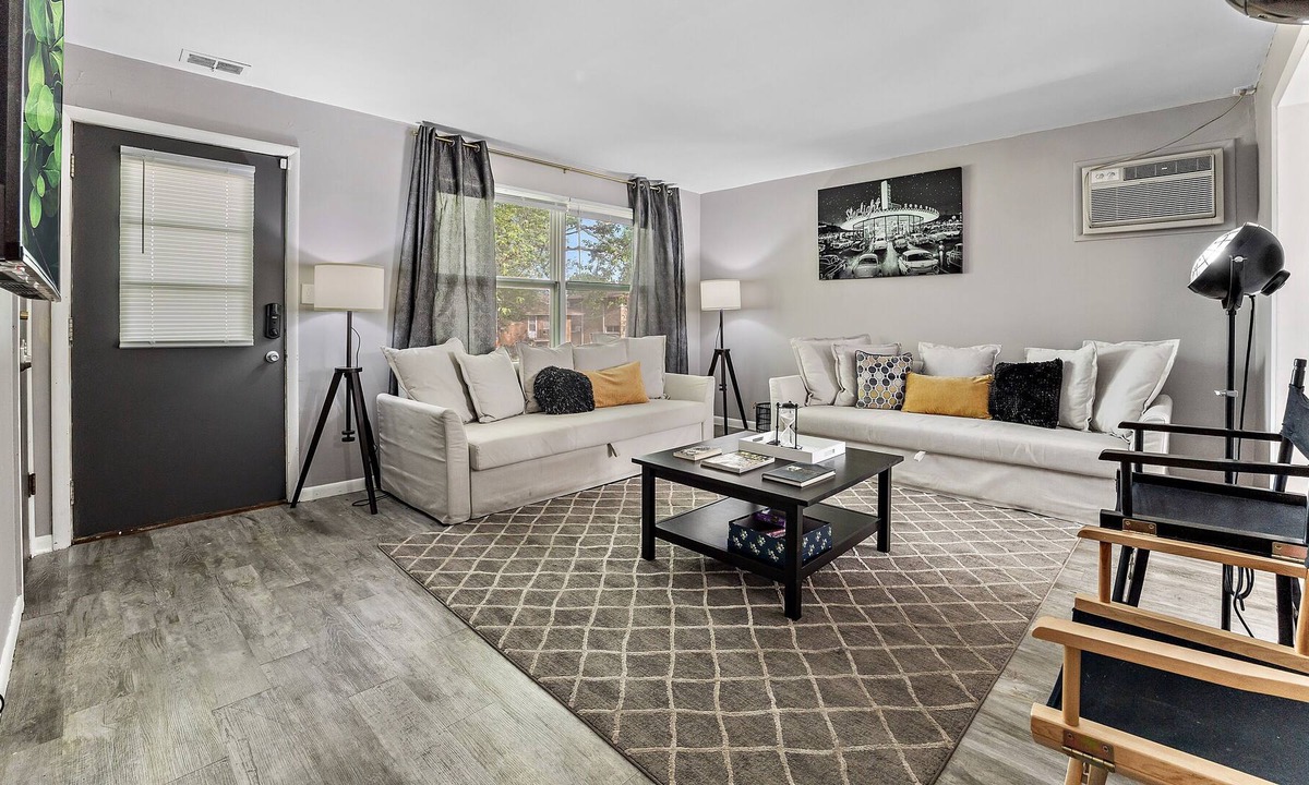Aurora Apartment | Hollywood-Themed Apt in Aurora/WiFi/FreeParking/75"TV/AppleTV/YouTubeTV