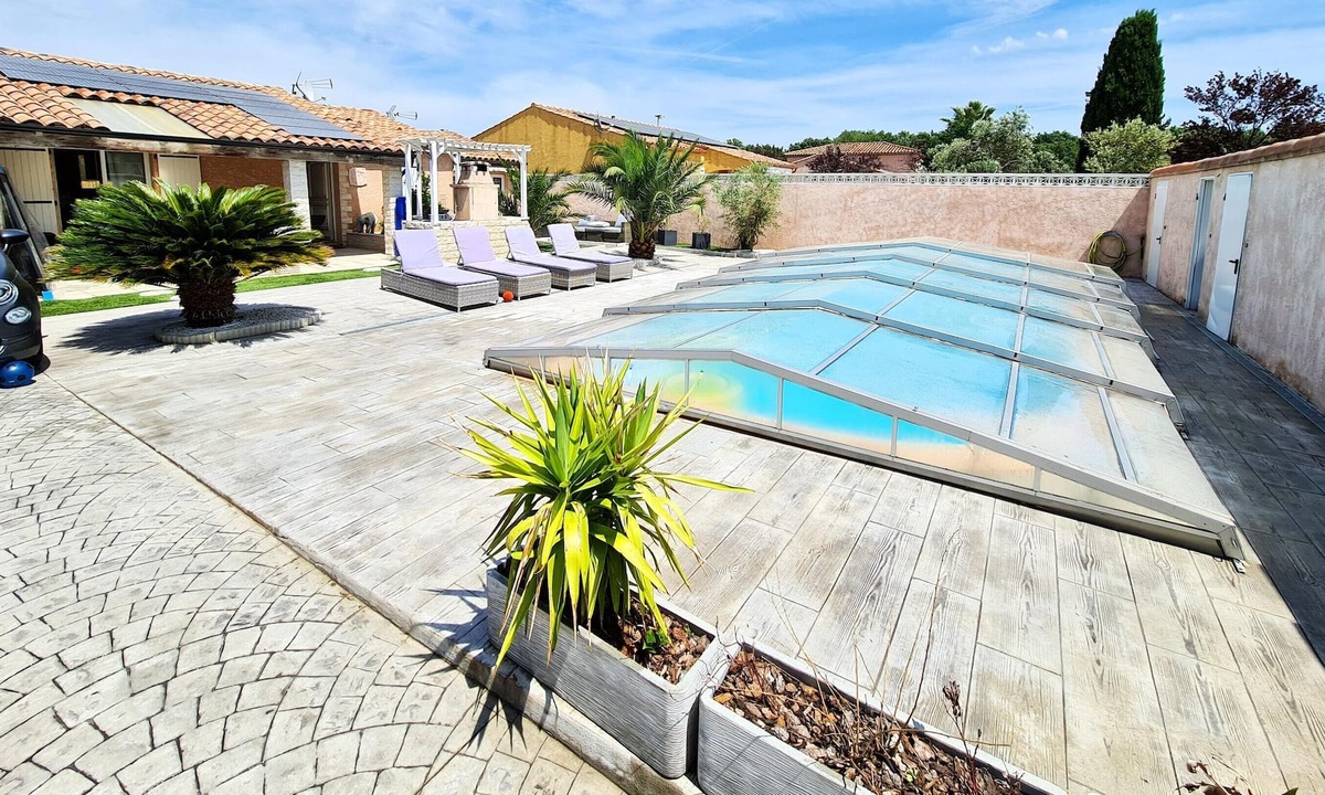 Vitrolles Apartment | Homerez - Appartement 15 km away from the beach for 2 ppl. with shared pool