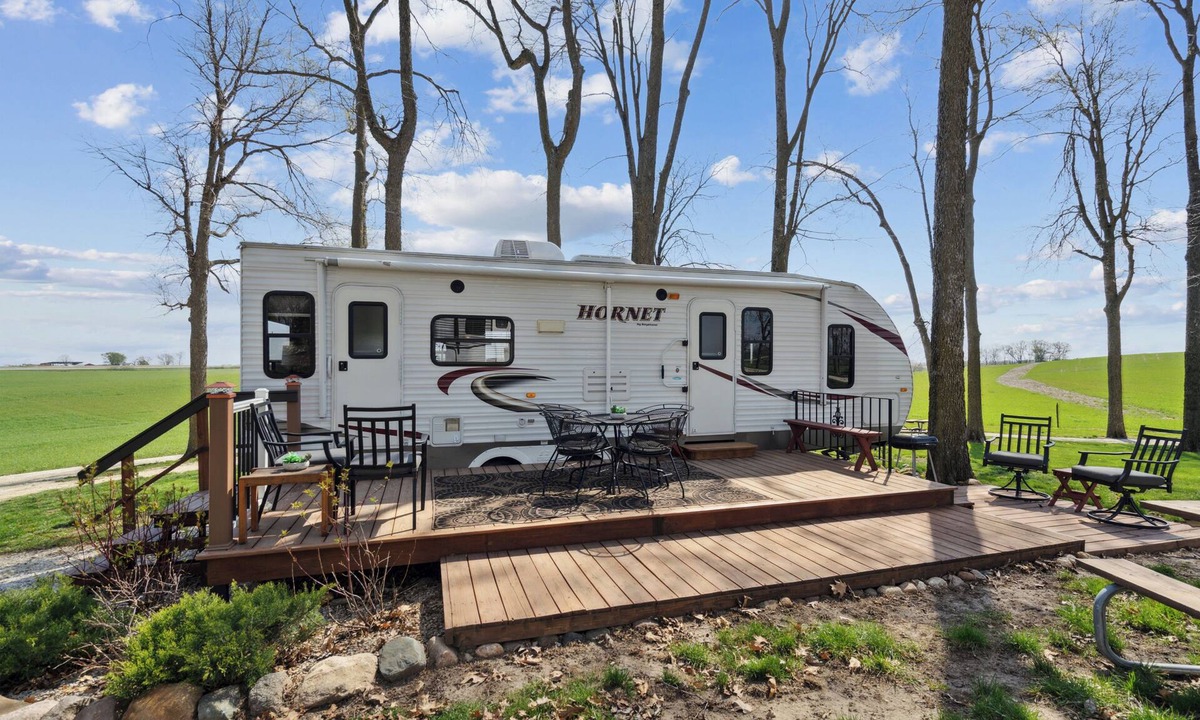 Langworthy RV Rental | Hornet Camper Rental - Delhi, IA - Pet Friendly!