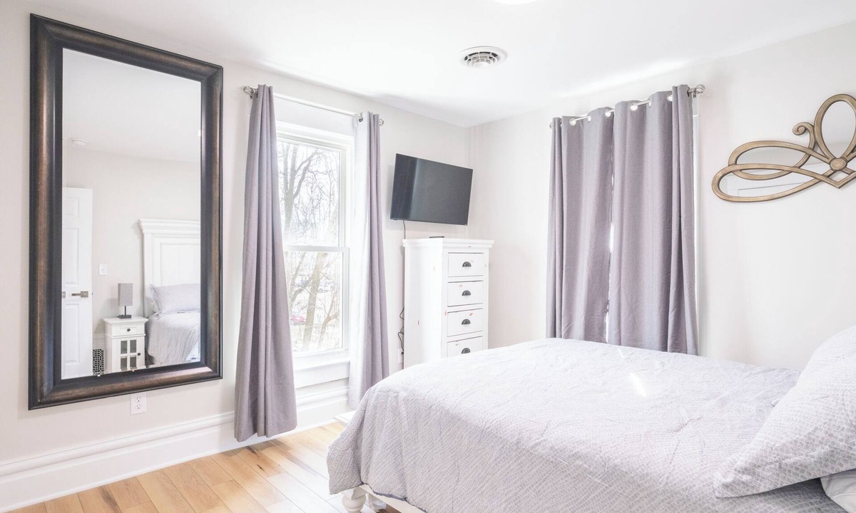 Peoria House | HOSPITAL HAVEN LUXURY LIVING STEPS FROM OSF HOSPITAL WITH PRIVATE PARKING!