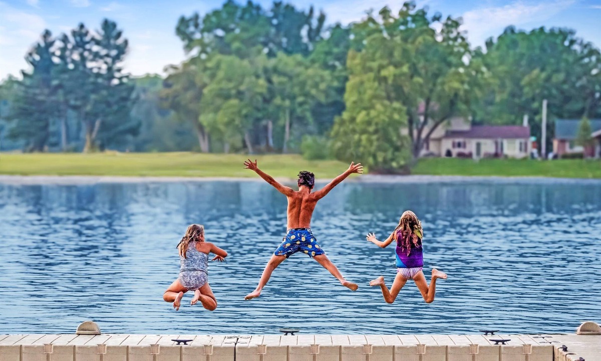 Newville House | HotTub/FirePit/Arcade Your Fall Escape Starts Here