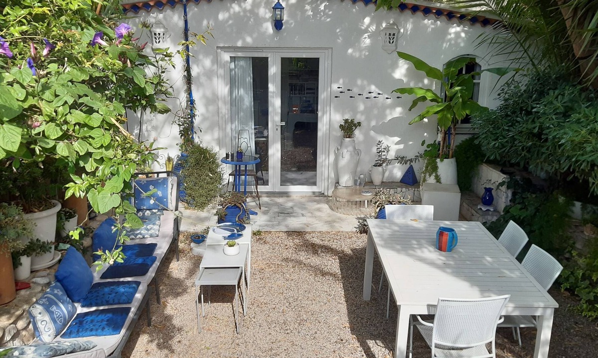 Saint-Barnabe House | House and terrace in the garden of a listed country house