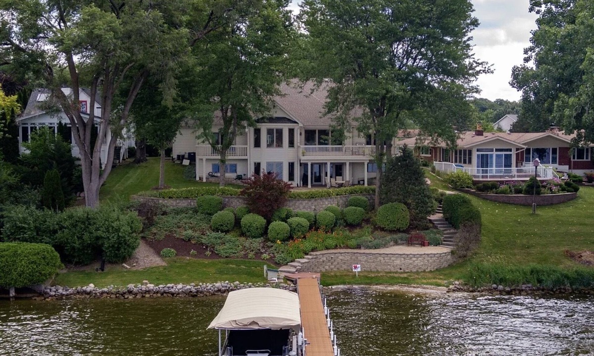 Antioch House | House on the lake