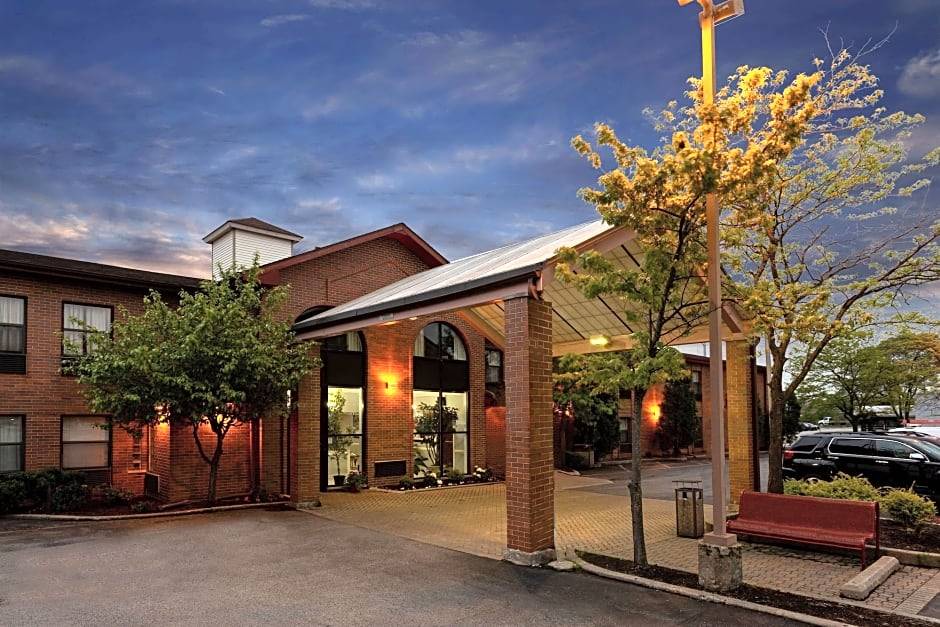 Waukegan Hotel | Howard Johnson by Wyndham Waukegan Great Lakes