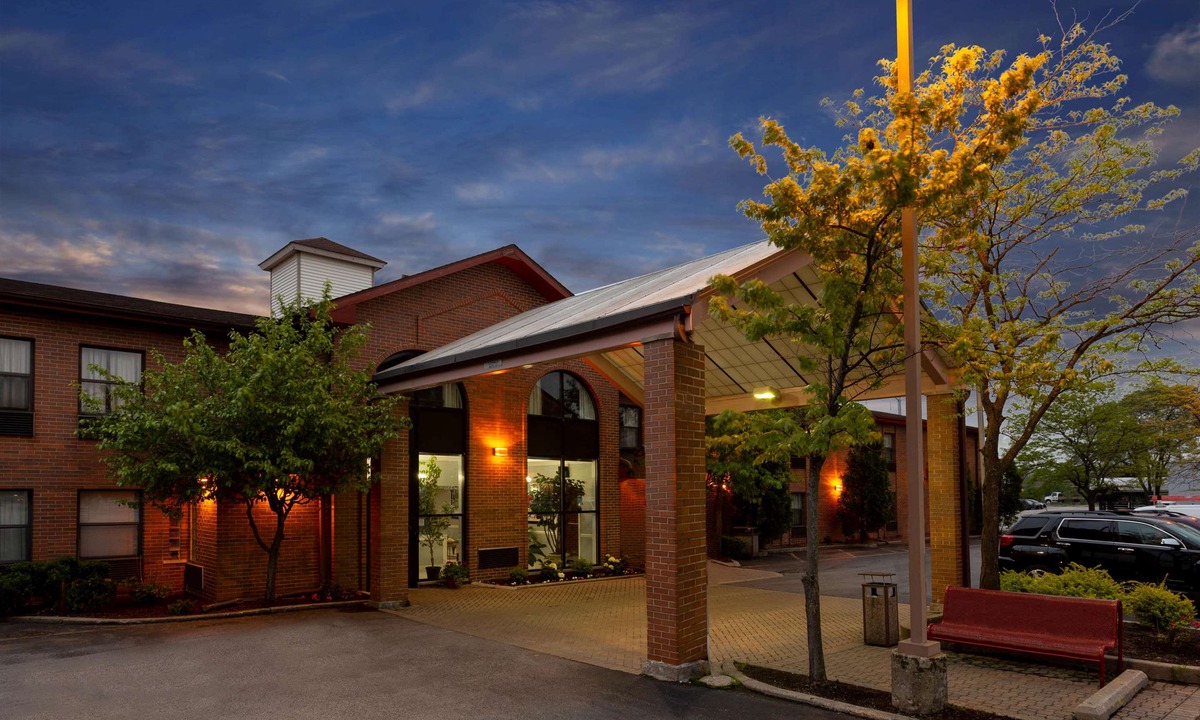 Waukegan Hotel | Howard Johnson by Wyndham Waukegan Great Lakes
