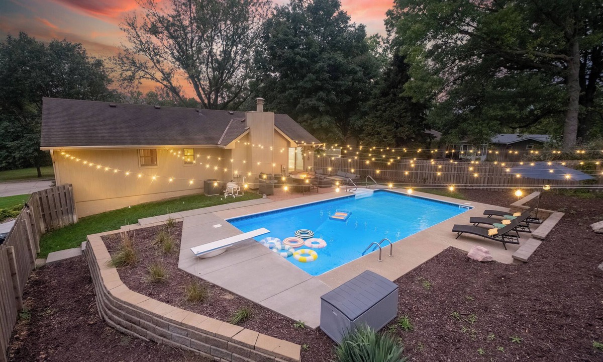West Omaha House | Howdy Haven! Pool | Hot Tub | Game Room | Karaoke | Theater