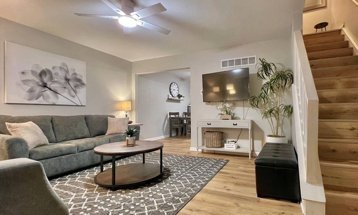 Quad Cities House | I-80 Access Crew Friendly 3 King & 2 Queens
