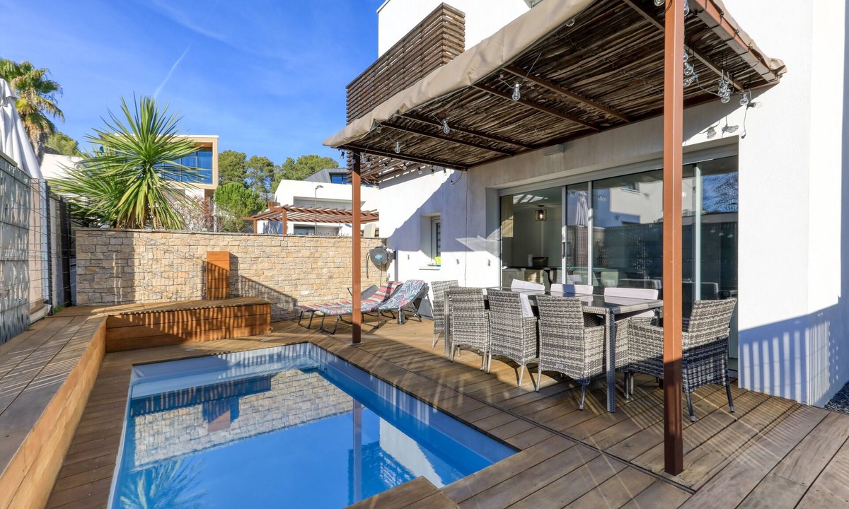 Jacou Bed & Breakfast | Illiade Room in Shared Villa with Pool and Terrace