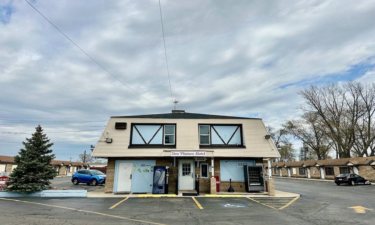 Des Plaines Apartment | King Bed Non-Smoking