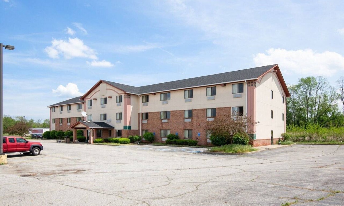 Portage Apartment | King Bed | Non-Smoking