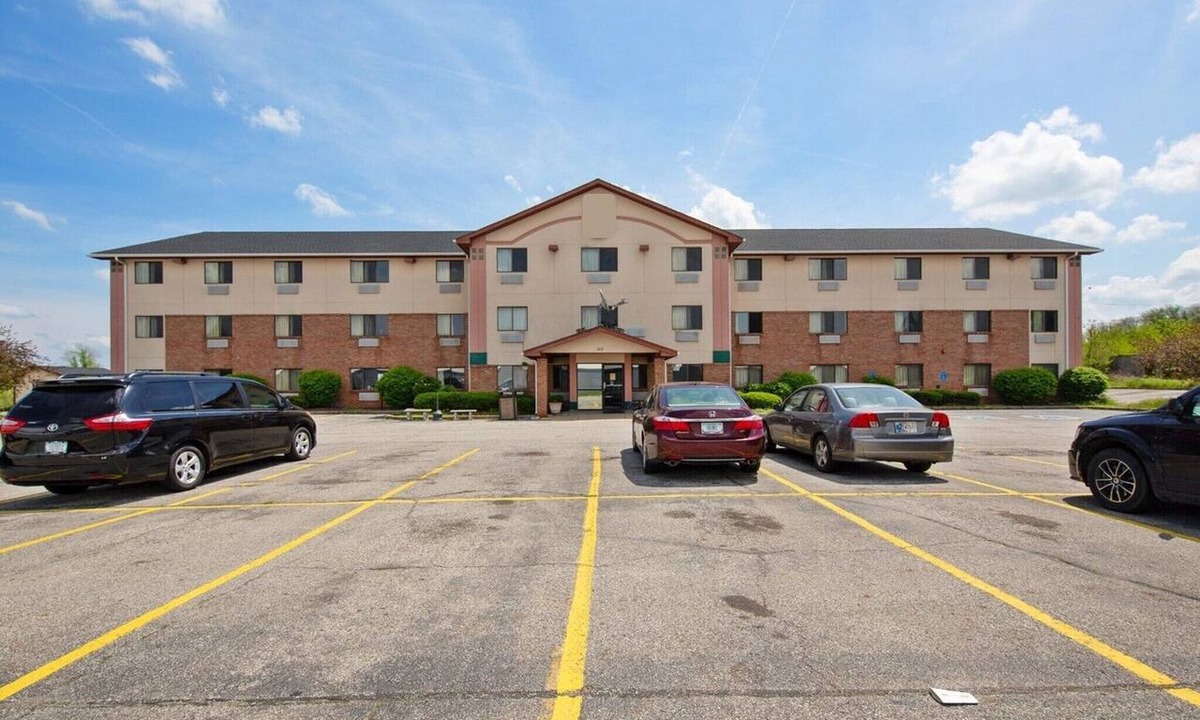 Portage Apartment | King Bed | Non-Smoking