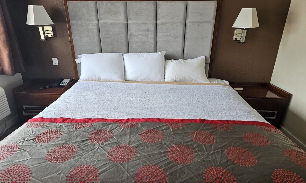 South Central Omaha Apartment | King Bed|Smoking|Omaha NE