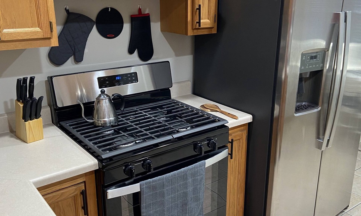 Ottawa House | King size bed! Pet friendly 3bd 1 bath house with garage 0.7 mi to downtown.