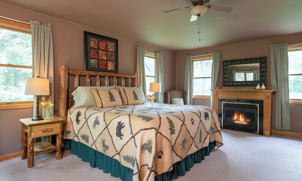 Triumph Cabin | Kishauwau Cabins - Jack's Deluxe Romantic cabin 10 minutes from Starved Rock