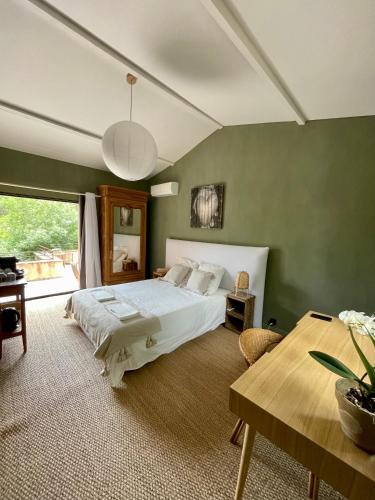 Fressac Bed & Breakfast | La Bartassade - Sublime chambre d'hôtes indépendante et moderne