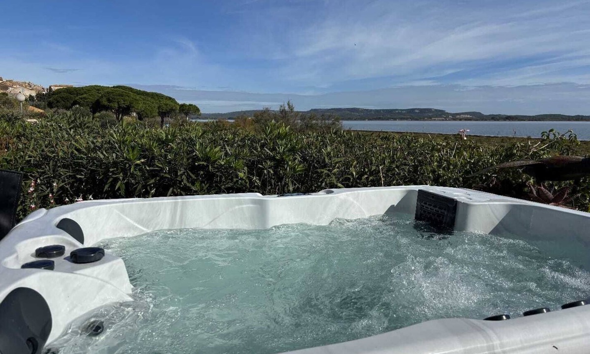 Bages Villa | La Maison du pêcheur with garden, spa and pool facing the south-facing pond