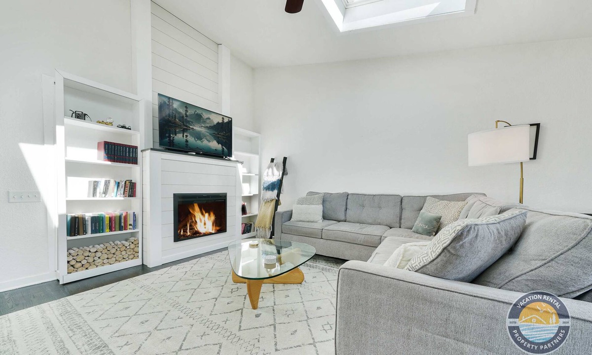 Lake Geneva House | Lake Geneva Retreat Sleeps 8 with Fireplace