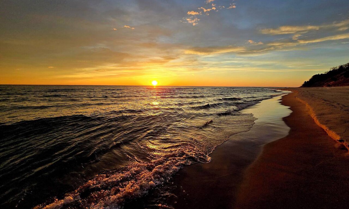 Montague Cottage | Lake Michigan Shoreline Rejuvenateing 2 bedroom Cottage. AC, WIFI, Pet Friendly