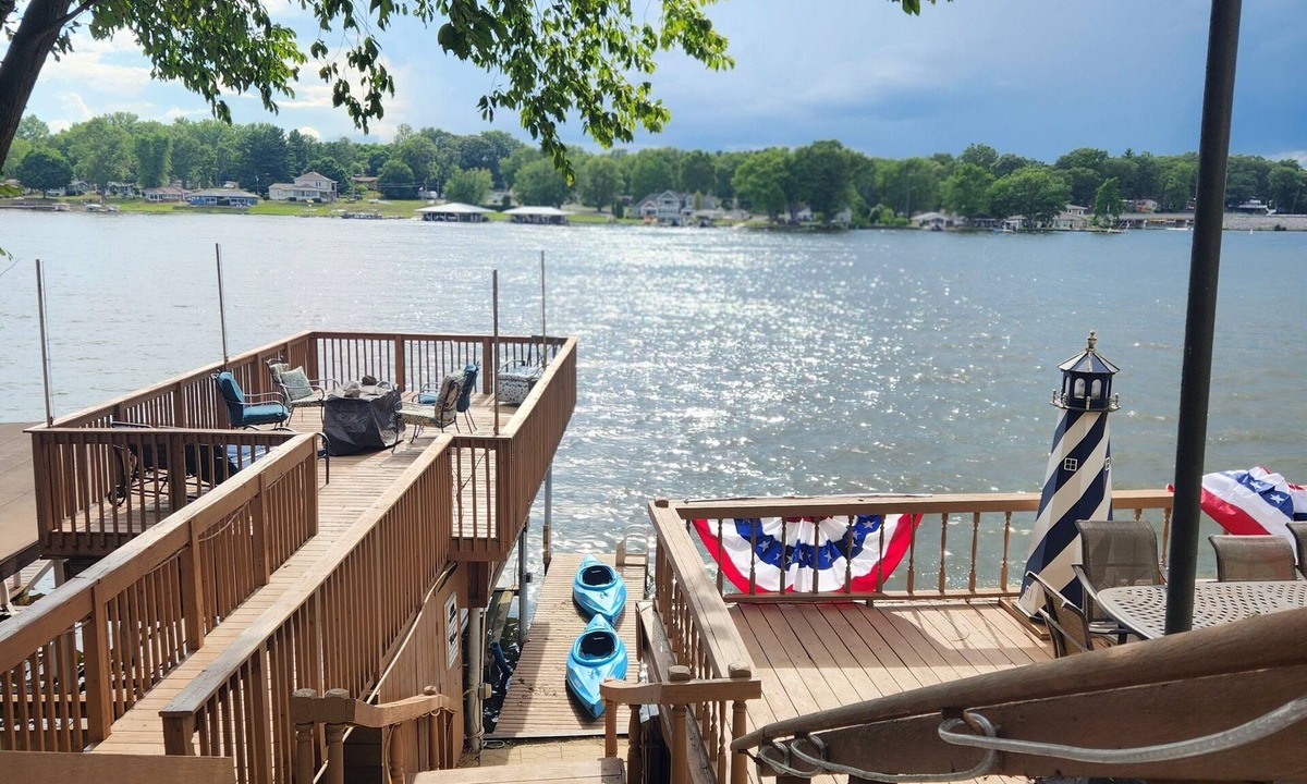 Monticello House | Lake Shafer Home: Fish, Swim, Kayak, BBQ, Sunsets, ten minutes to Indiana Beach