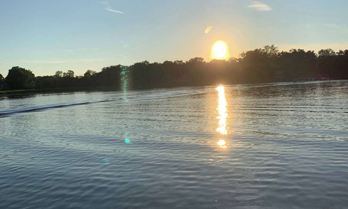 Commerce Township Cottage | Lake front 2-bedroom cozy cottage in Commerce Twp, kayaks, peddle boat, fishing