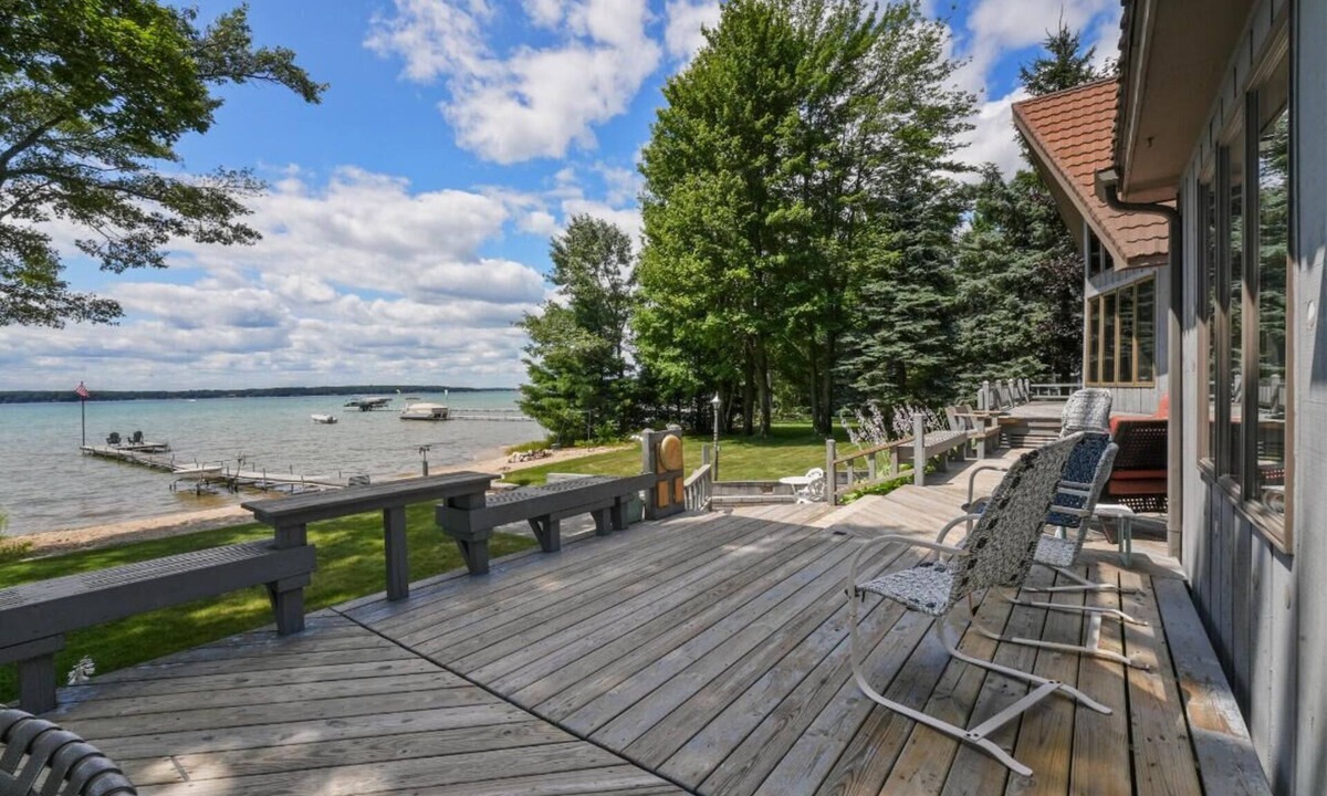 Higgins Lake House | LAKEFRONT HOME w BEACH @ HIGGINS LAKE!