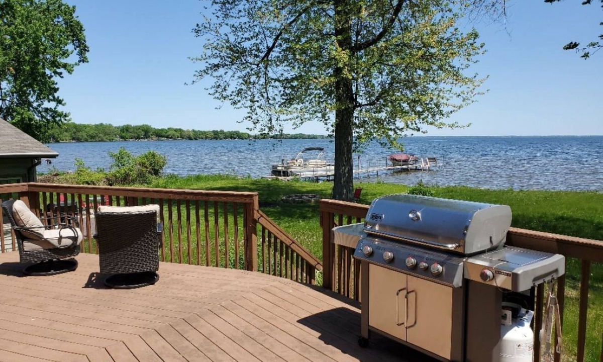 Neenah House | Lakefront Luxury - Wonderful lodging nestled on the shore