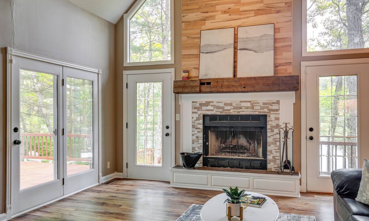 Minocqua Cottage | Lakefront Minocqua Getaway: Dock, Game Room!