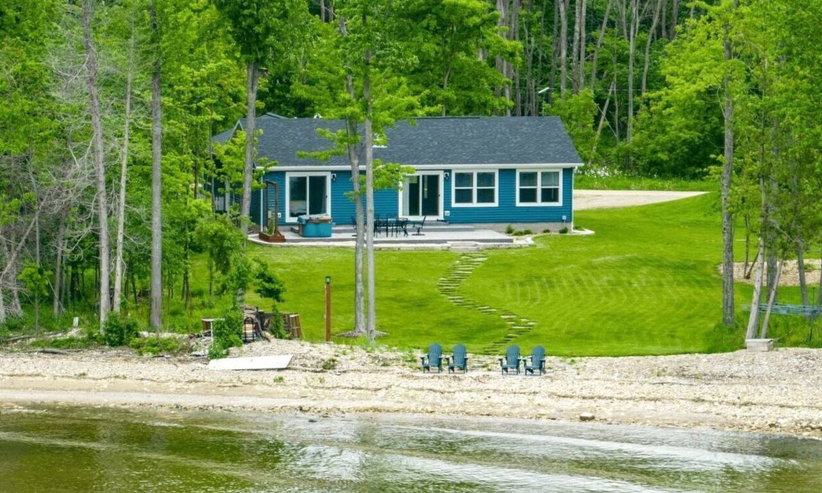 Brussels Cottage | Lakefront Paradise: Hot Tub, Kayaks & Family Fun in Wisconsin
