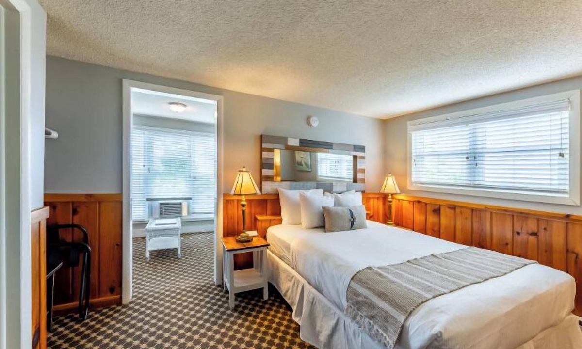 Whitehall Resort | Lakefront Queen Room with Twin sofa sleeper