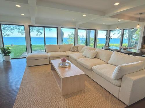 Mequon Villa | Lakehouse Estate with endless views of Lake Michigan