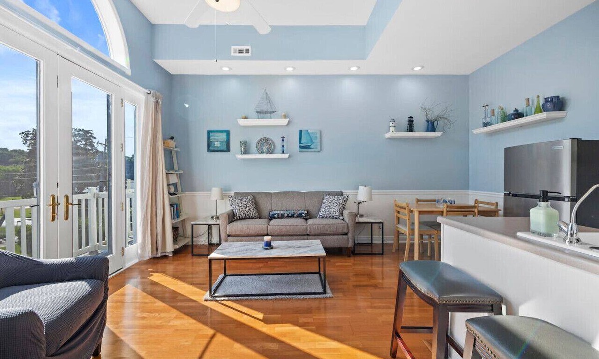 Lake Geneva Apartment | `Lakeloft` Adoring Flat