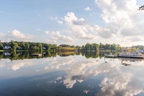 Hartland House | Lakeside Retreat, Cozy 2BD Cottage with Firepit Close to the Lake