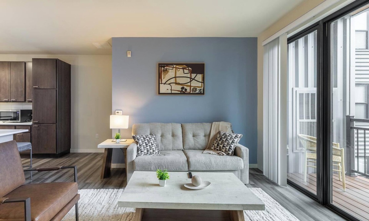 Milwaukee Apartment | Landing | Stunning 2BD, Courtyard, Clubhouse
