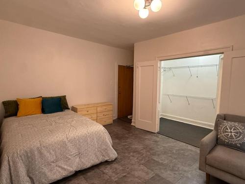 Edgewater Beach Apartment | Large 2 Room Studio - Great Transportation