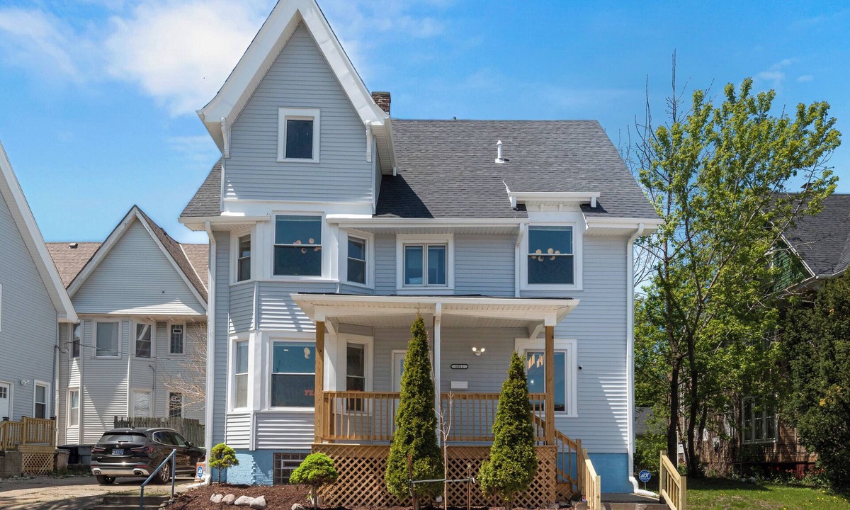Marquette House | Large 5 bdr near DT, perfect for groups and families! Games, bar, free parking!