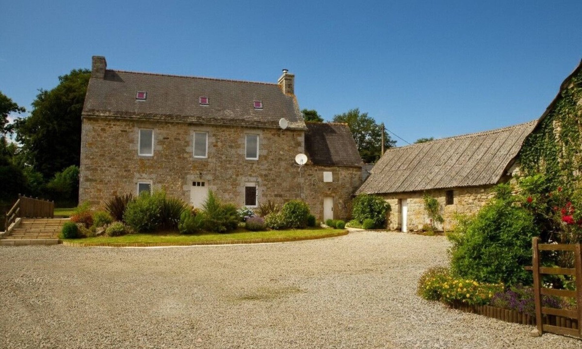 Lanrivain House | Large Farmhouse with Pool & Games Room. PERFECT FOR FAMILIES. Central location