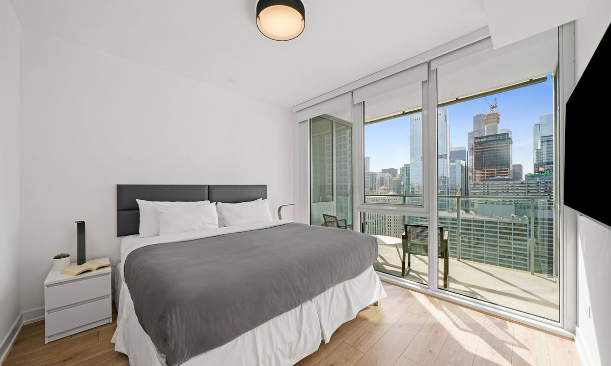 Downtown Chicago Hotel | Level River North - Executive One Bedroom Suite with Office