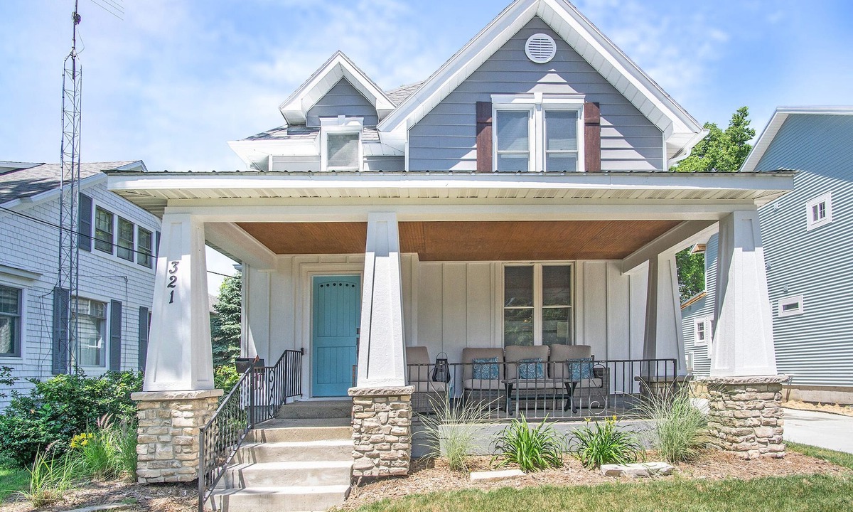 South Haven House | Location, Design, Indoor/Outdoor space, close to town and beach!
