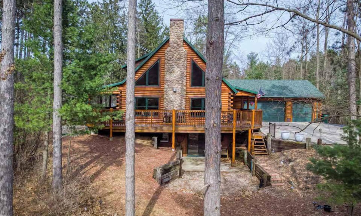 Waupaca Cabin | Log Cabin in Waupaca- Wooded Lot, Poker Table