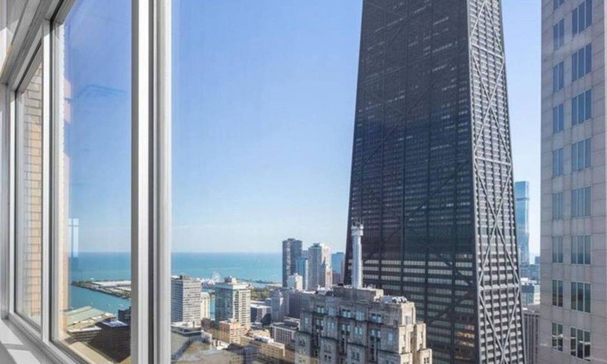 Downtown Chicago Condo | Longterm living in Chicago: 3BR Luxury Lakefront@Oak St Beach-pool, gym, decks