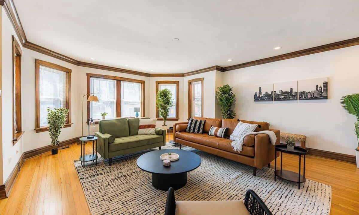 Lakeview Apartment | Luxe 3BR + Patio & Parking | Sleeps 9 | Lakeview