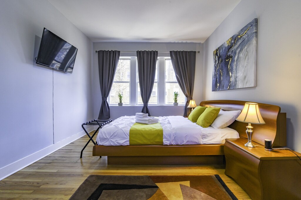 Irving Park Apartment | Luxurious 3BR in Irving Park