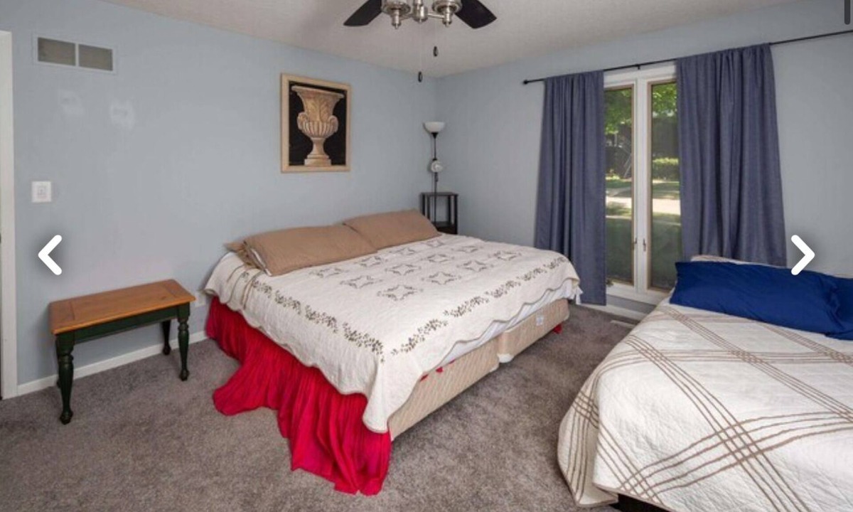 Moline Condo | Luxurious Condo family-friendly Closer to attractions! Eatery,Walmart&lot more!