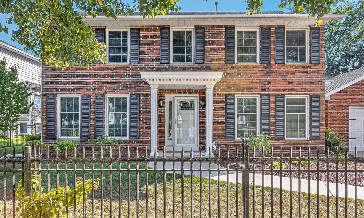 Sheboygan House | Luxury Home Historic location 4BR-3 FullBath- Walk 3 min beach, 10 to downtown