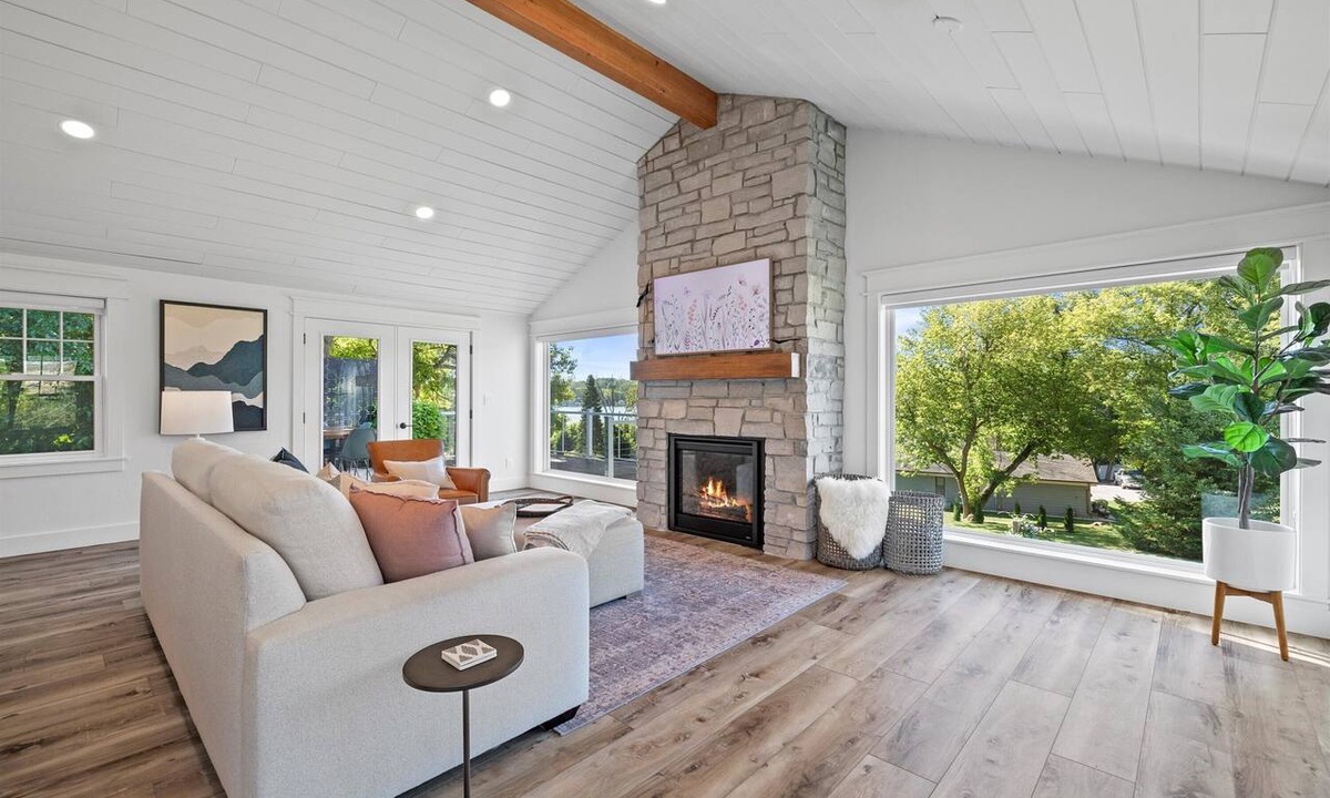 Village of Pewaukee House | Luxury Lake View Home w/King Suite & Balcony