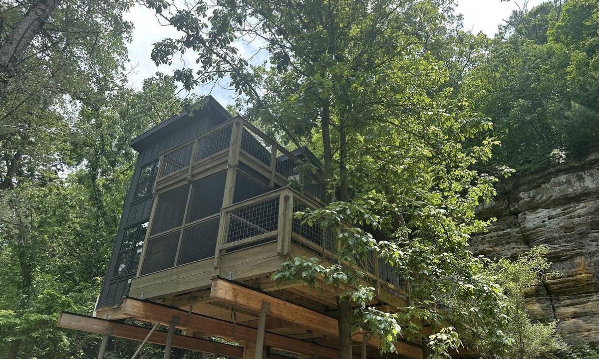 Ottawa Cabin | Luxury Treehouse Retreat with Stunning Decks & Creek Access Near Starved Rock State Park, Ottawa, IL